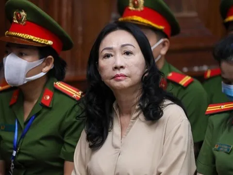 Bà Trương Mỹ Lan ra toà với kiểu tóc mới