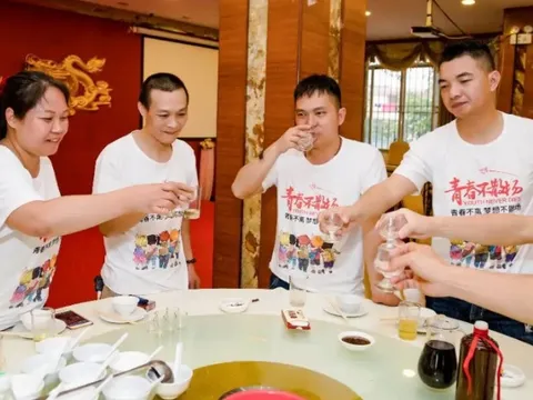 42 tuổi, đi họp lớp cấp 3: Thấy các bạn đi ô tô xịn, tôi thấy mình thấp kém vì trước đây tôi từng nuôi hoài bão lớn