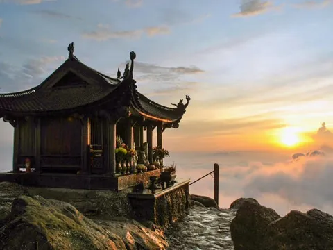 Người ta đã làm thế nào để dựng nên "bông sen vàng trên đỉnh thiêng Yên Tử"?