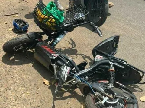 Va chạm với xe cấp cứu, cháu bé 13 tuổi đi xe máy điện tử vong