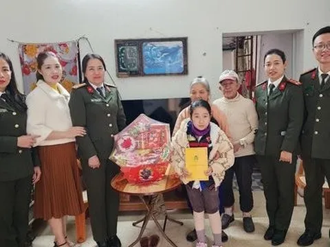 Hội phụ nữ Công an Thanh Hóa “mẹ đỡ đầu” nâng bước mảnh đời bất hạnh