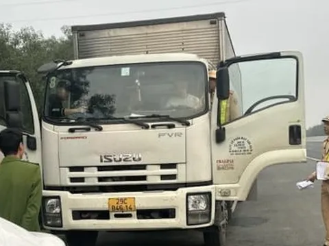 Dừng ô tô trên cao tốc Hà Nội - Hải Phòng đánh bạc, 4 tài xế bị CSGT bắt giữ