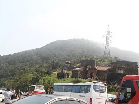 Ô tô nối nhau nhích từng chút trên đỉnh đèo Hải Vân