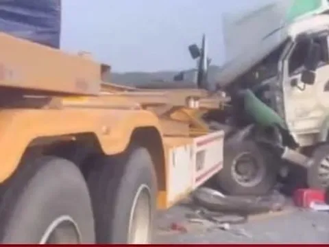 Lại tai nạn trên cao tốc Cam Lộ - La Sơn, ách tắc kéo dài