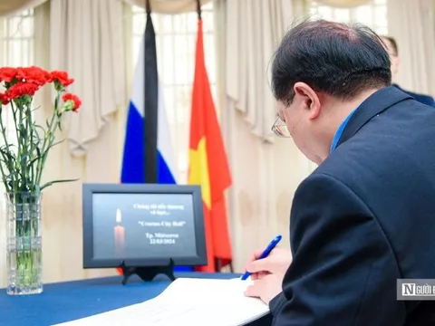 Người dân ghi sổ tang tưởng niệm các nạn nhân vụ khủng bố tại Nga