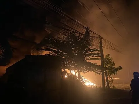 Cháy lớn trong nhiều giờ thiêu rụi kho phế liệu ở Long An