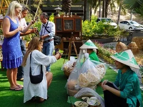 Bình Thuận: Đông đảo khách du lịch thích thú với món ăn thất truyền