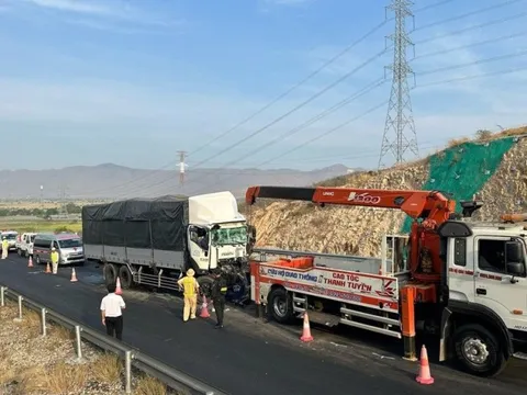 Tai nạn trên cao tốc Vĩnh Hảo - Phan Thiết, tài xế xe tải tử vong