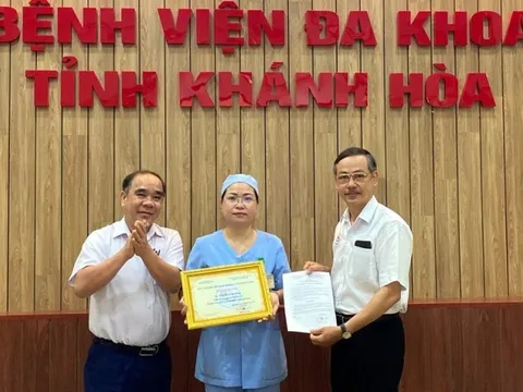 Tuyên dương nữ hộ lý nhặt hơn 5,3 triệu đồng trả lại người mất