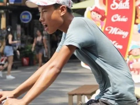 Nhọc nhằn mưu sinh dưới trời nắng nóng như đổ lửa ở TP.HCM