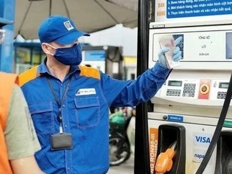 Giá xăng tăng mạnh, RON95 lên sát 25.000 đồng/lít