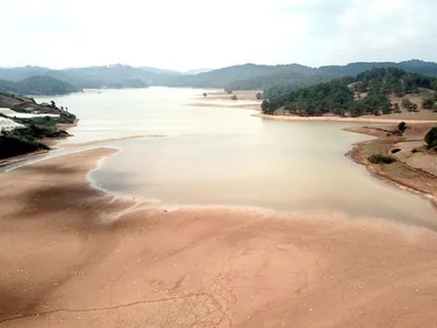 Doanh nghiệp ế nước sạch, người dân thiếu để dùng