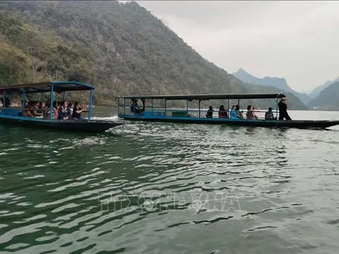 Mở đường lớn, đầu tư tổng thể để du lịch hồ Ba Bể thuận lợi phát triển