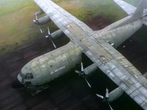 Cận cảnh 'ngựa thồ' C-130 của quân đội Mỹ và loạt trực thăng, xe tăng đang bị rỉ sét ở sân bay Tà Cơn