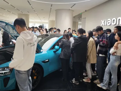 Người Trung Quốc hào hứng với xe điện Xiaomi, xếp hàng tới 3h sáng để được lái thử