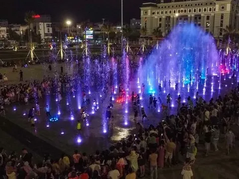 Ảnh: Sàn nhạc nước "khủng" ở Đà Nẵng thu hút ngàn người xem mỗi tối dù mới thử nghiệm