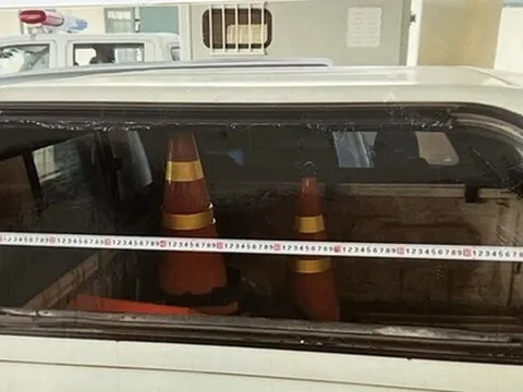 Bị thổi nồng độ cồn, người đàn ông dùng đá ném vỡ kính ô tô của CSGT