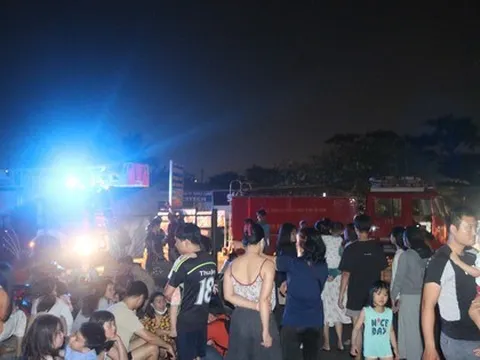 Clip: Cháy căn hộ chung cư, hàng ngàn người tháo chạy trong đêm