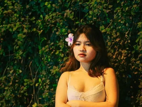 Nửa đêm, người dân Thủ đô đổ xô đến con đường hoa mới nổi để 'sống ảo'