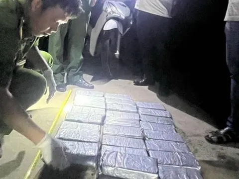 Gắn định vị trên bánh ma tuý để trôi dạt bờ biển rồi vớt mang đi bán