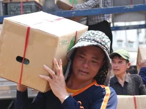 Mướt mồ hôi mưu sinh giữa nắng nóng hơn 40 độ