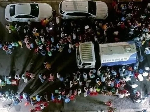 Vụ cả nghìn người xếp hàng hứng nước lúc nửa đêm ở TP.HCM: Công ty cấp nước nói gì?