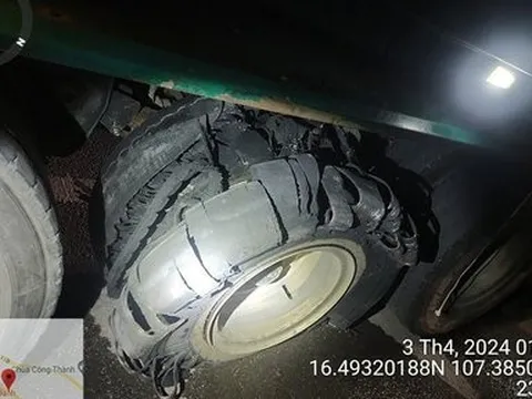 Mặt đường cao tốc Cam Lộ-La Sơn nóng đến 63 độ, 12 ô tô nổ lốp