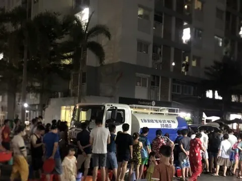 Hàng nghìn cư dân tại TPHCM mang xô, chậu đi hứng nước giữa đêm