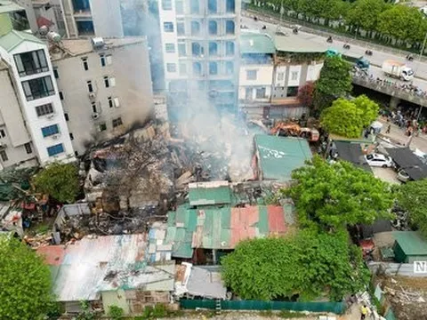 Hà Nội: Cận cảnh hiện trường vụ cháy kho phế liệu chân cầu Mễ Trì