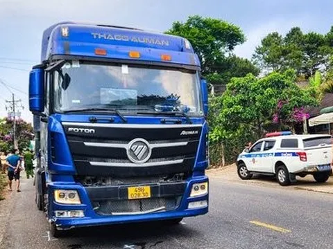Lâm Đồng: Va chạm với xe đầu kéo khiến 2 người thương vong