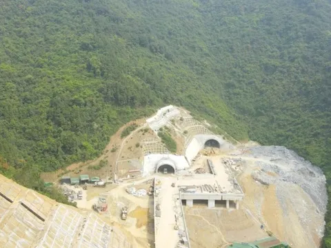 Cận cảnh hầm xuyên núi nghìn tỷ ở cao tốc Bắc-Nam trước ngày về đích