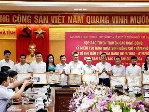 PV Đời sống và Pháp Luật nhận Bằng khen của Chủ tịch UBND tỉnh Hà Tĩnh