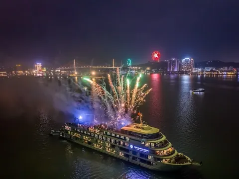 Điểm sáng mới hút khách cho du lịch Hạ Long chào hè 2024: Vừa ăn tối vừa thưởng thức bắn pháo hoa lãng mạn trên du thuyền