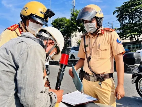 Bao giờ người dân có thể xuất trình bằng lái xe trên app VneID khi CSGT kiểm tra?