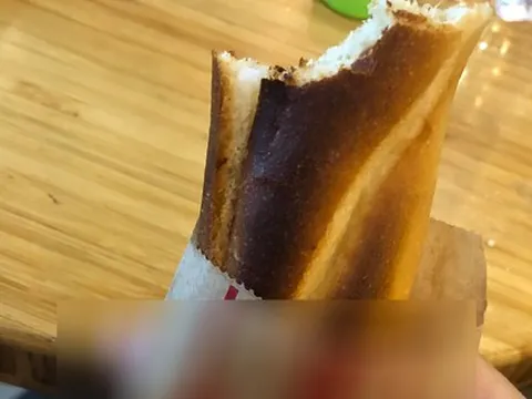 Quán cà phê nổi tiếng ở Hà Nội bị tố nướng bánh cháy đen vẫn bán cho khách, khi khách phản ánh thì bị 'nhân vật bí ẩn' công kích