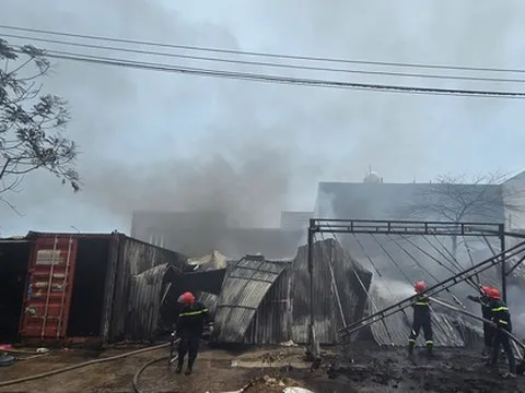 Cháy lớn khu nhà xưởng gần âu thuyền Thọ Quang, cột khói bốc cao hàng chục mét