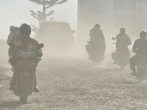 Lâm Đồng: Hàng trăm học sinh khổ với con đường bụi bay "ngút trời" mỗi ngày