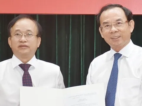 Bí thư Thành ủy TPHCM trao quyết định điều động cán bộ chủ chốt