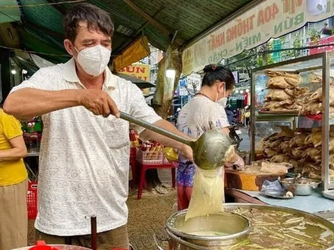 Hé lộ việc 'giám khảo' Michelin Guide nổi tiếng ngồi vỉa hè ăn cháo vịt