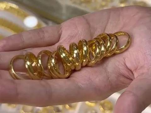 Mỹ nhân "ăn ngủ cùng vàng" nức tiếng Bến Tre kể tường tận quá trình tạo ra vàng nhẫn trơn 9999