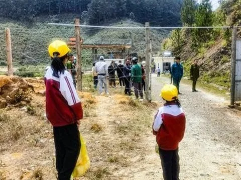 Lâm Đồng: Học sinh chui rào đến trường vì thuỷ điện chắn đường