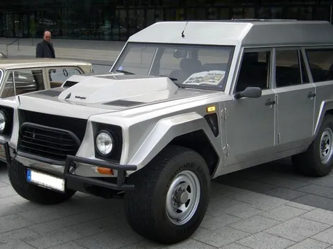 Mua được chiếc SUV Lamborghini này đã khó, chăm còn ‘đau đầu’ hơn: Chủ xe lùng khắp thế giới chỉ còn một bộ lốp, giá hơn 1,3 tỷ đồng