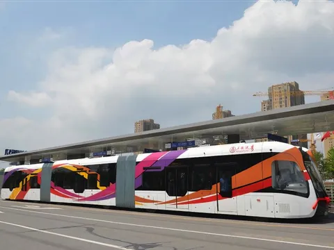 Tập đoàn sản xuất tàu lớn nhất thế giới đề xuất làm 3 tuyến tàu điện không ray ART ‘siêu rẻ’ ở Hà Nội