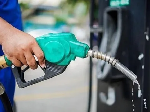 Giá xăng RON 95 tiến sát 25.000 đồng/lít