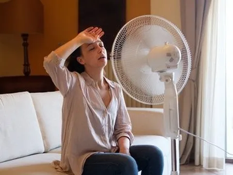 Sai lầm khi bật quạt mùa hè có thể khiến bạn liệt mặt, thậm chí sốc nhiệt