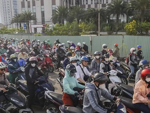 Vật vã đến 'nghẹt thở' khi di chuyển tại 2 nút giao lớn nhất TPHCM