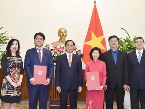 Bộ trưởng Ngoại giao Bùi Thanh Sơn bổ nhiệm hai Tổng Lãnh sự Việt Nam ở nước ngoài