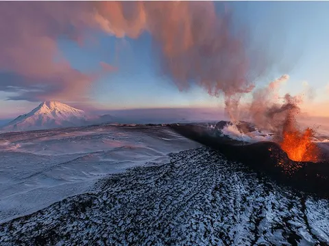 Ngọn núi nhả ra vàng thật quanh năm suốt tháng, người dân biết tin đều vui mừng nhưng không ai tới nhặt