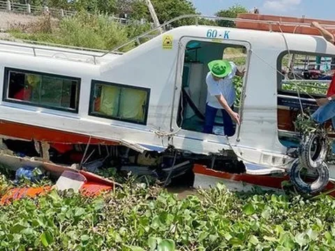 Tàu du lịch va chạm phà trên sông Tiền khiến 3 người bị thương nặng
