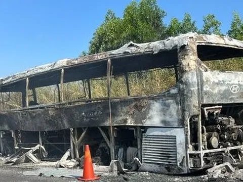 Đồng Nai: 22 hành khách thoát nạn trên xe khách bốc cháy trơ khung trên cao tốc